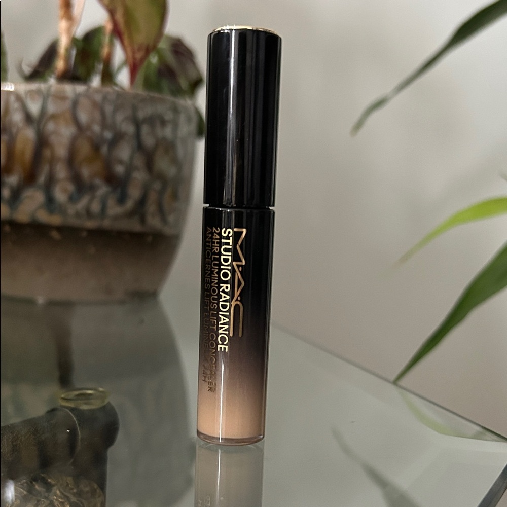 MAC Studio Radiance 24HR Luminous Lift Concealer in NC17.5